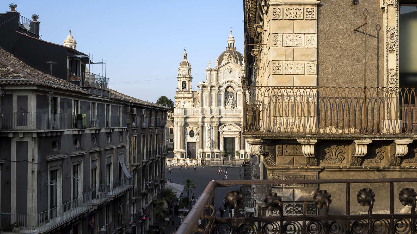 hotel con terraza cerca de la catedral de catania